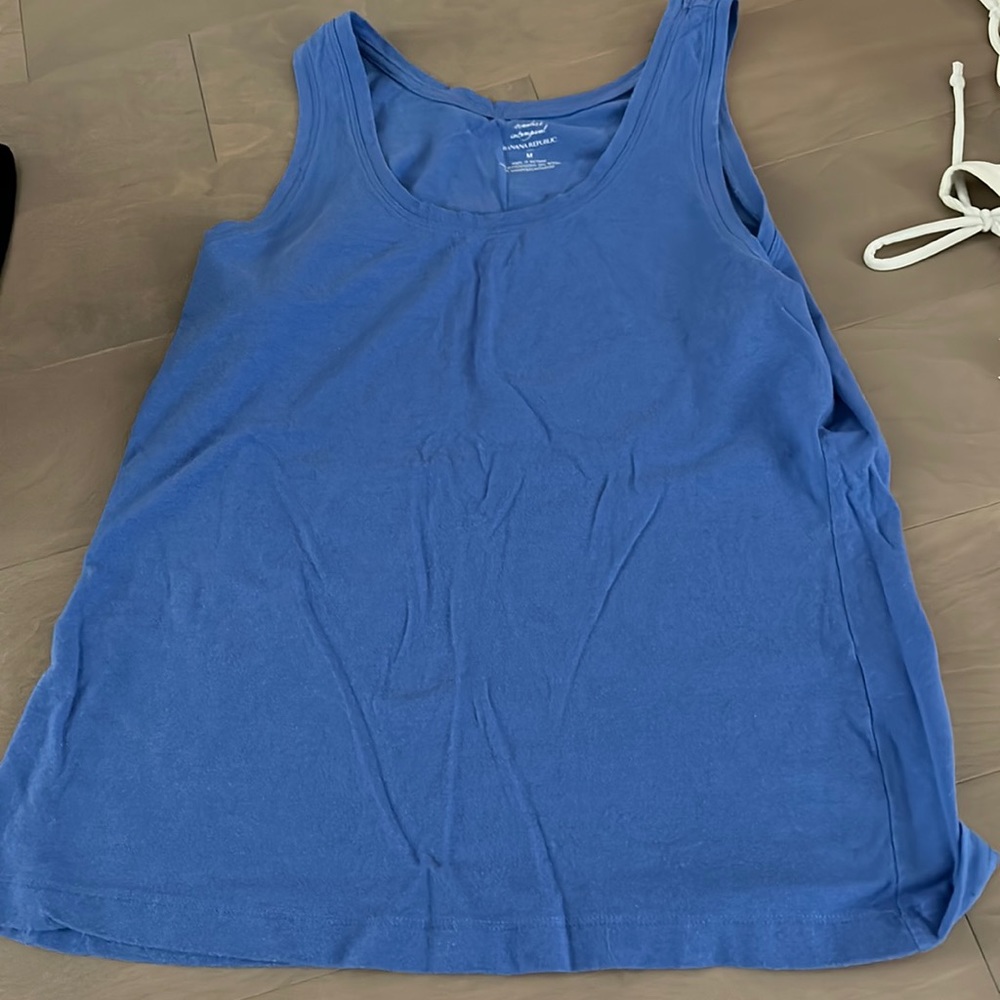 New without tag banana republic timeless cami tank size M in blue